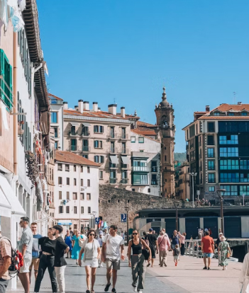 gente-paseando-casco-antiguo-vitoria