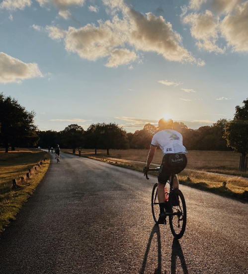 un ciclista en un paisaje de naturaleza