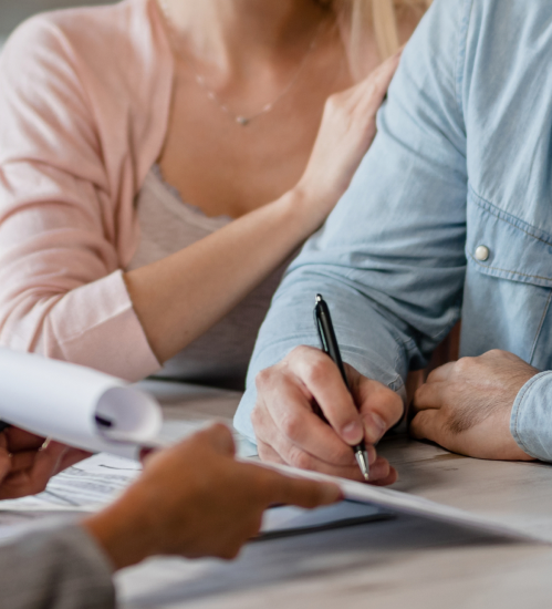 una pareja firmando unos papeles