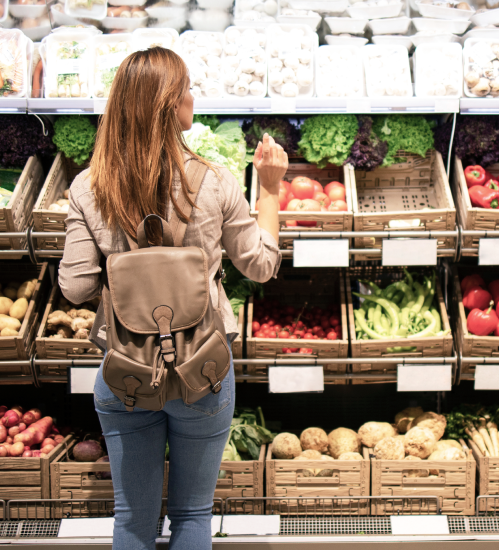 ua persona ante la sección de frutas y verduras de un supermercado
