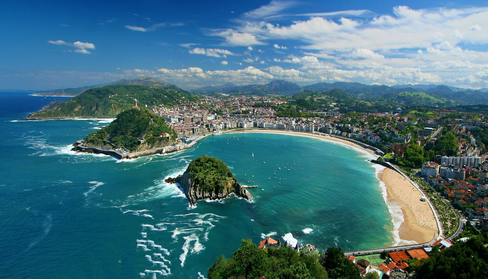 imagen aerea de san sebastian y la bahia de la concha
