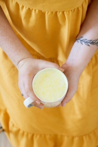 manos sosteniendo una taza de leche