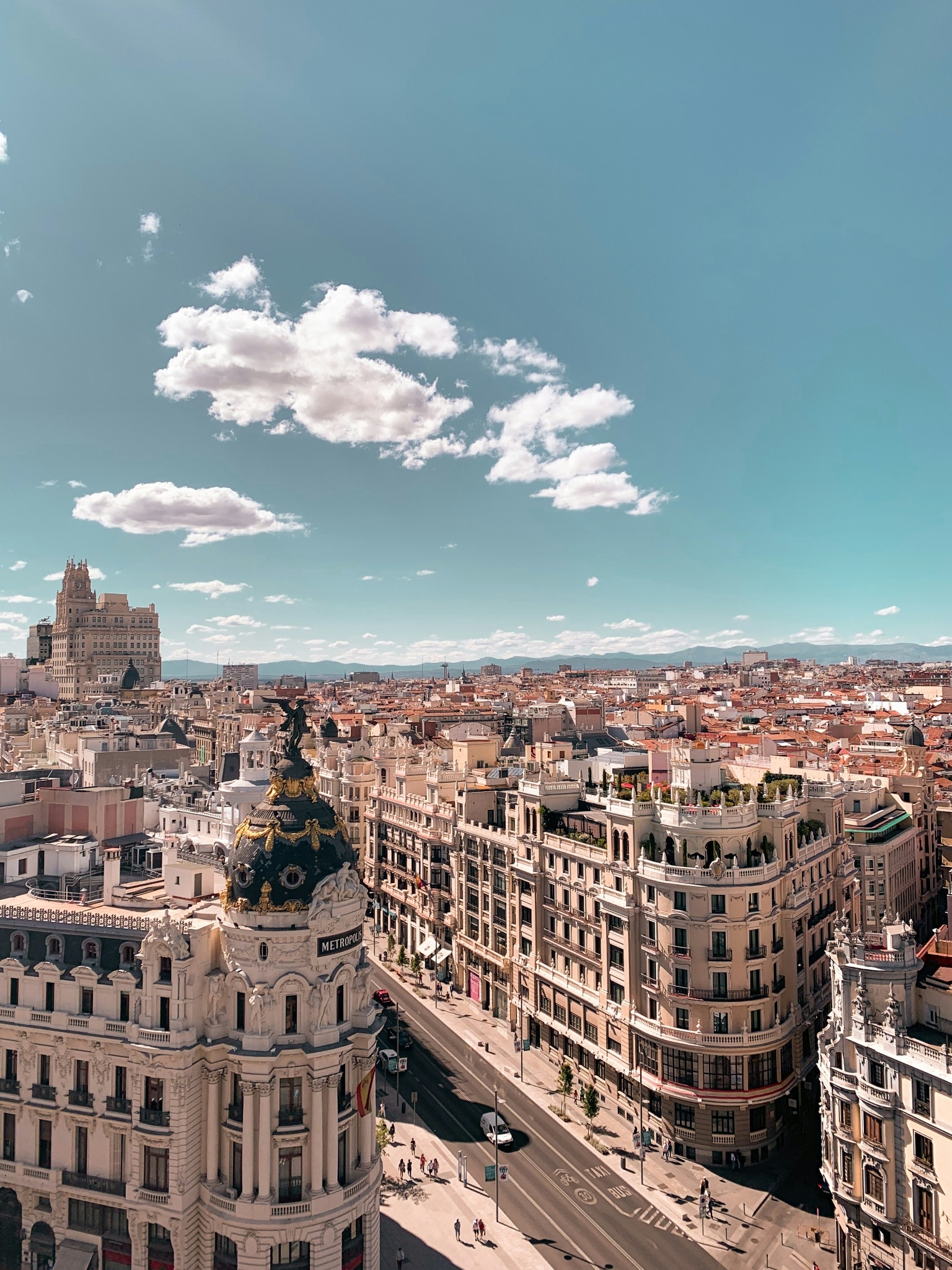 detalle de edificios en la gran via de madrid