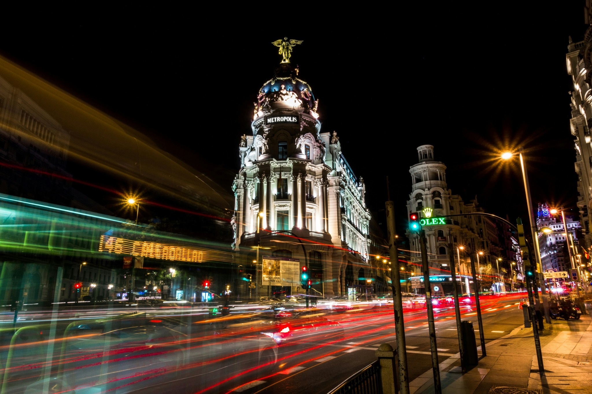imagen nocturna de la gran via de madrid
