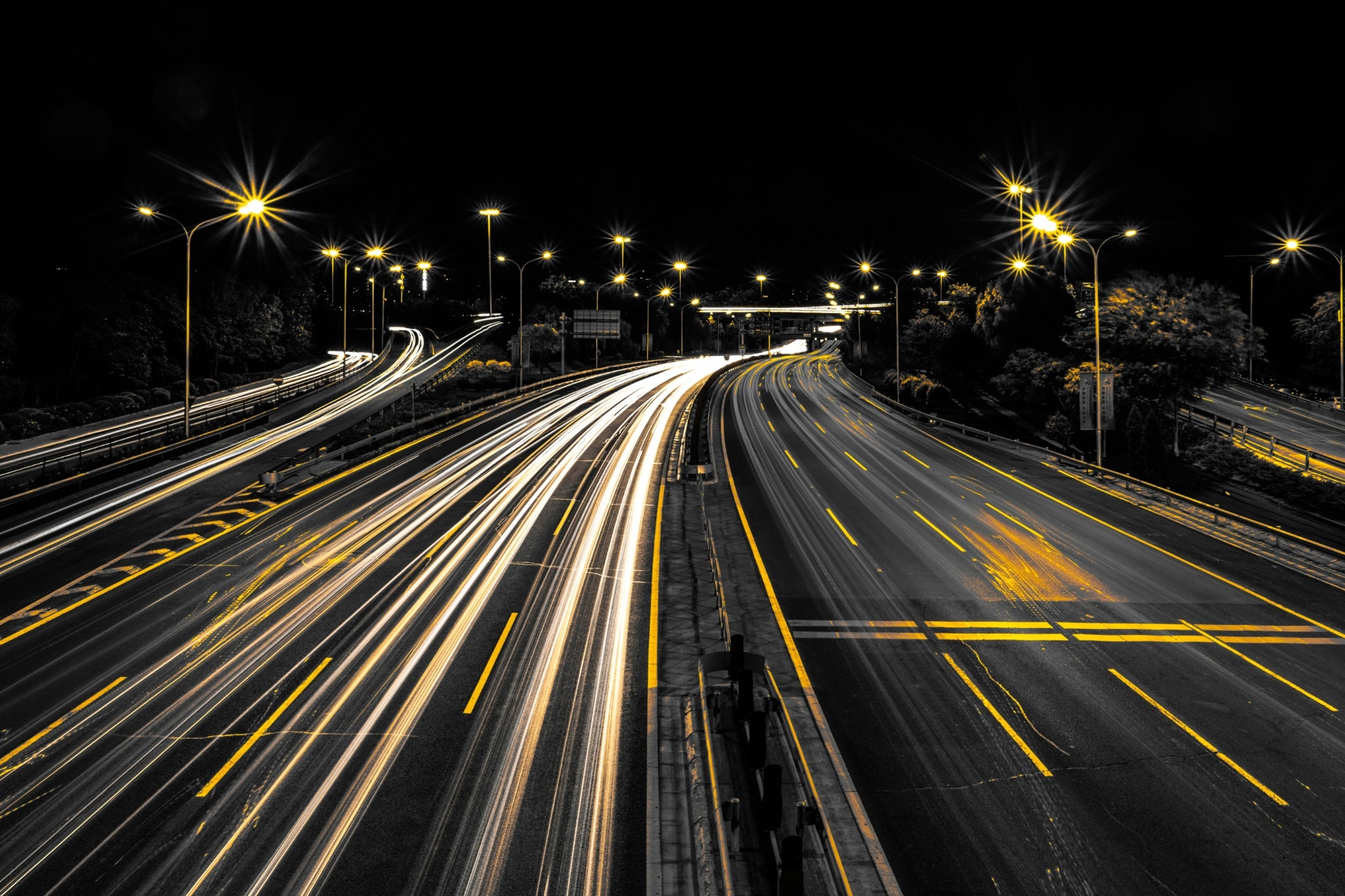 imagen nocturna de una autopista con luces amarillas