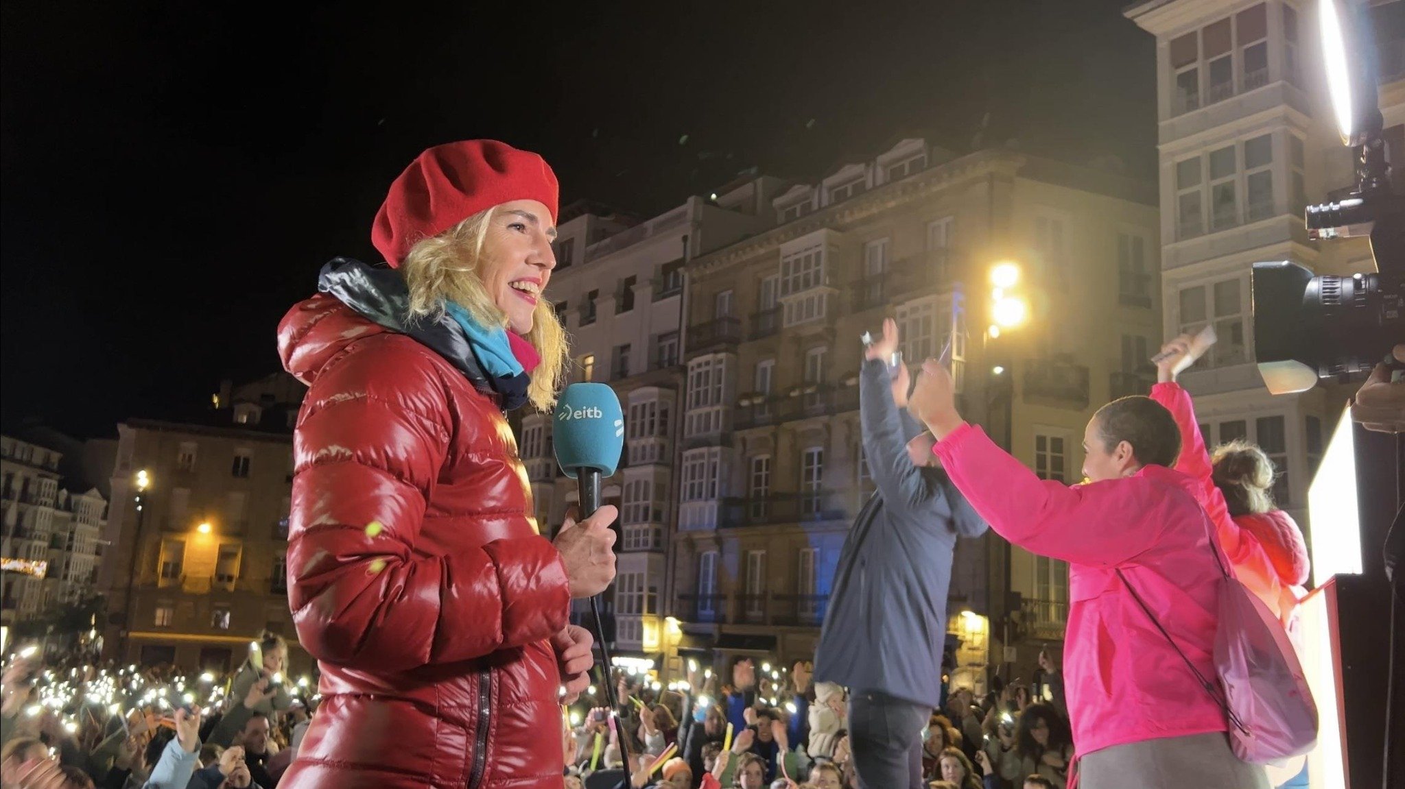 presentadora de eitb haciendo una retransmisión en directo
