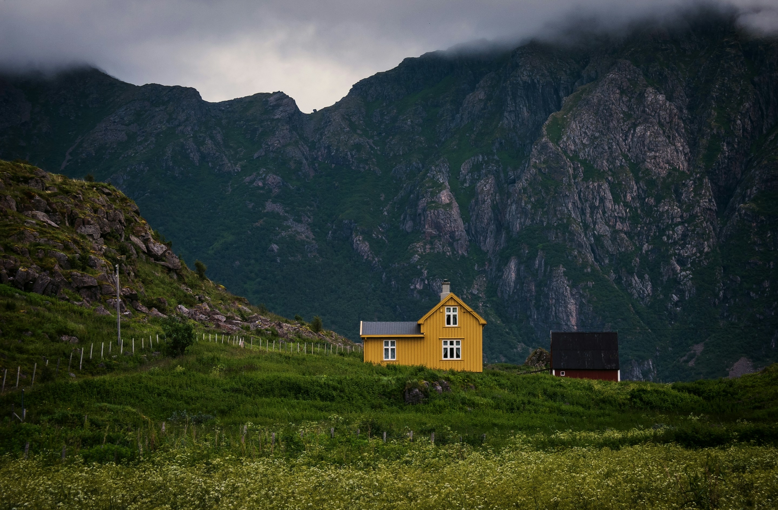 una casa amarilla en un paisaje montañoso