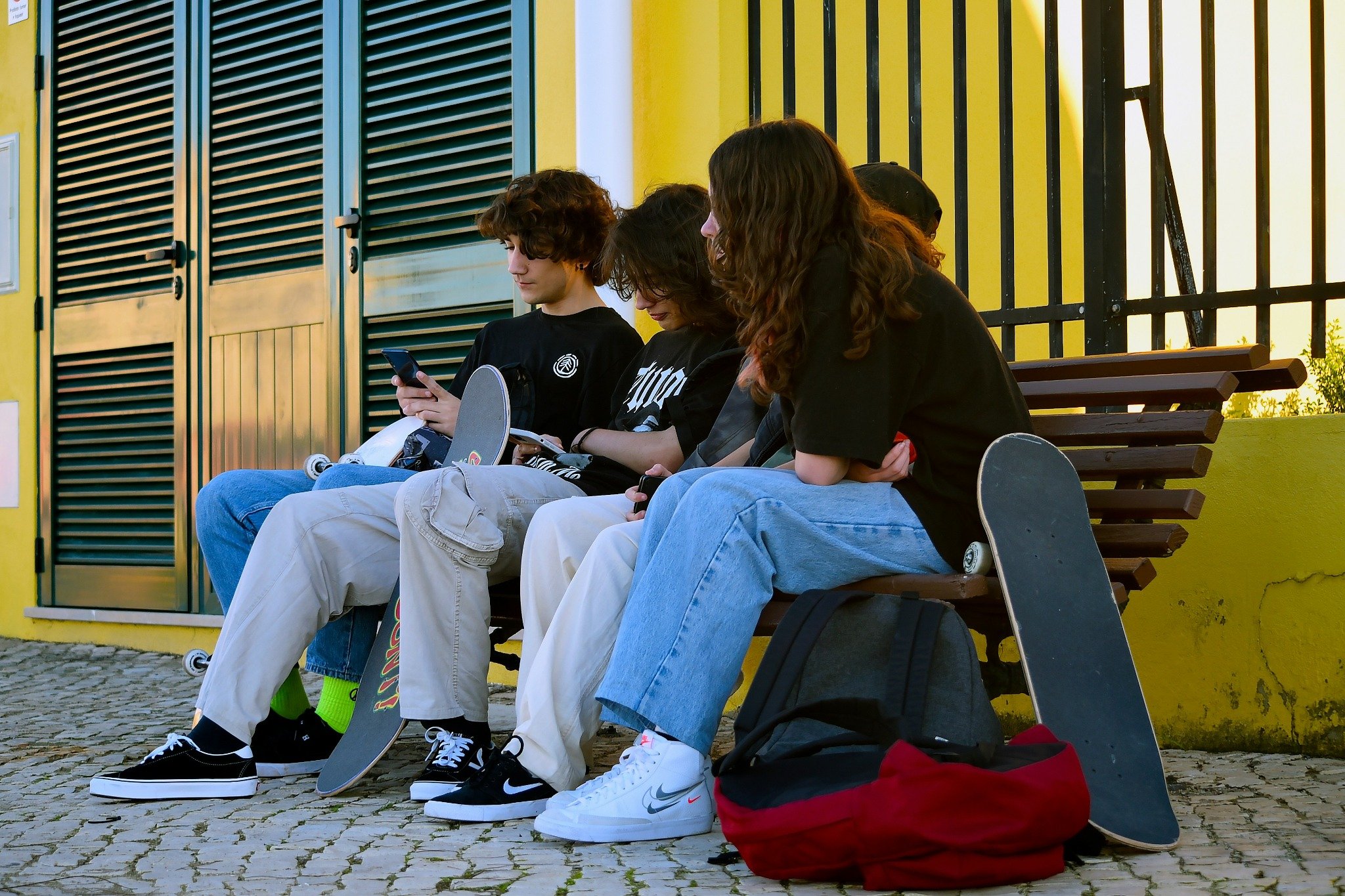 grupo de jóvenes skaters sentados en un banco