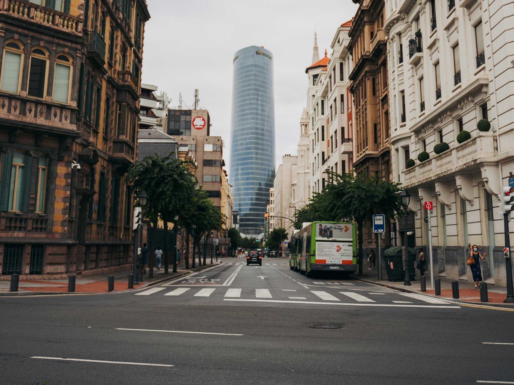 una calle de Bilbao con poco tráfico